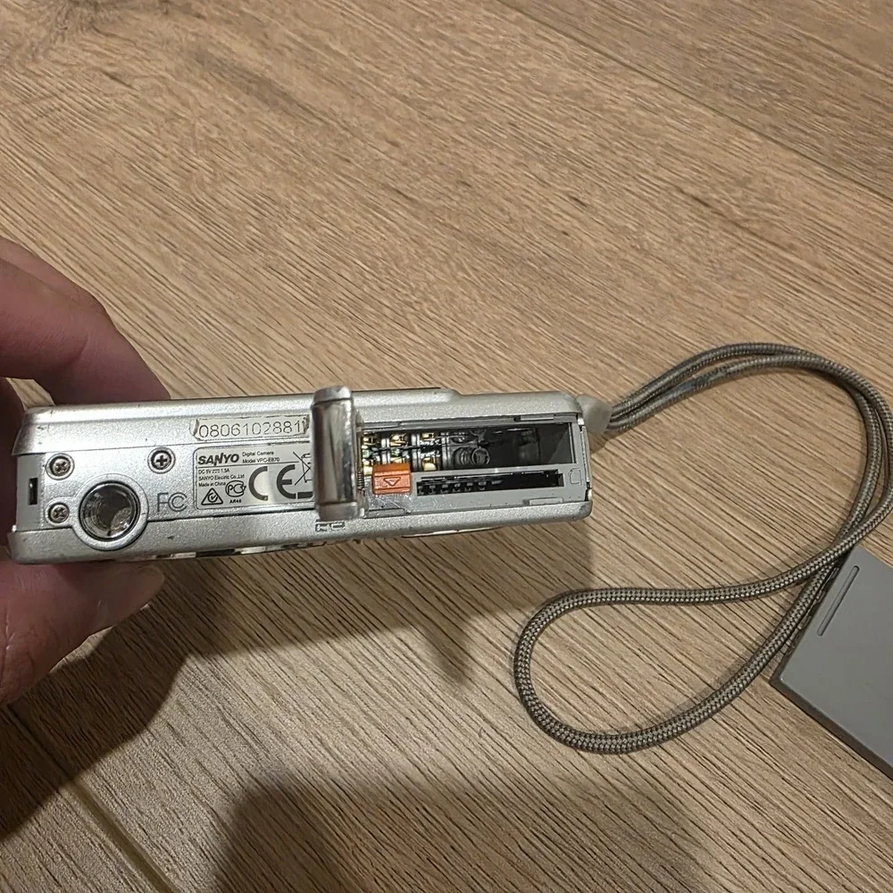Sanyo Digital Camera 8.1 M, 3x Zoom VPC-E870 Untested For Parts/Repair